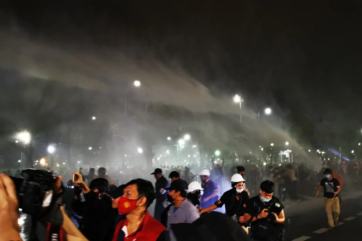 เจ้าหน้าที่ฉีดน้ำใส่ม็อบหลังเข้าประชิดแนวกั้นหน้าศาลฎีกา