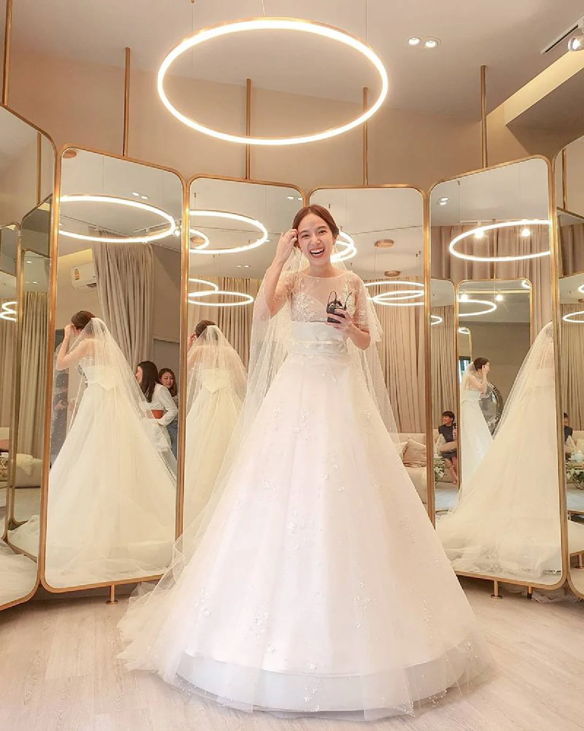 “ใบเตย” เผยภาพในชุดเจ้าสาว 3 แบบ เริ่มนับถอยหลังแต่ง “ปั๊บ โปเตโต้” 15 พ.ย. นี้