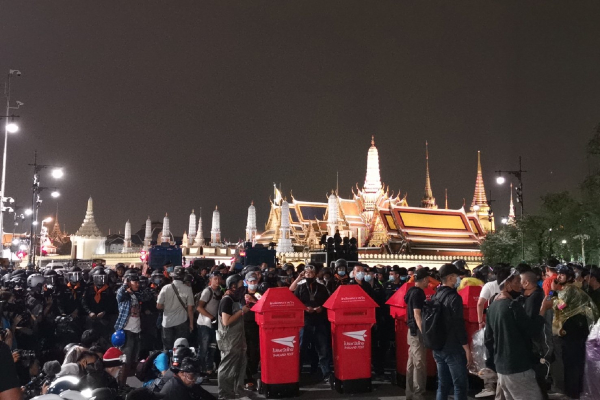 ม็อบรื้อรั้ว-เข็นรถเมล์ฝ่าแนวกั้นเจ้าหน้าที่หน้าศาลฎีกา ตร.ให้จัดกิจกรรมหน้าศาลหลักเมืองได้ ม็อบรื้อรั้ว-เข็นรถเมล์ฝ่าแนวกั้นเจ้าหน้าที่หน้าศาลฎีกา ตร.ให้จัดกิจกรรมหน้าศาลหลักเมืองได้