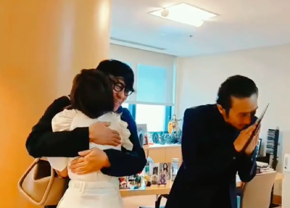 “ก้อย” ควง “ตูน บอดี้สแลม” แจกการ์ดงานแต่งให้ “พี่เบิร์ด” โผเข้ากอดเสียงสั่น ตื่นเต้นหนัก! 