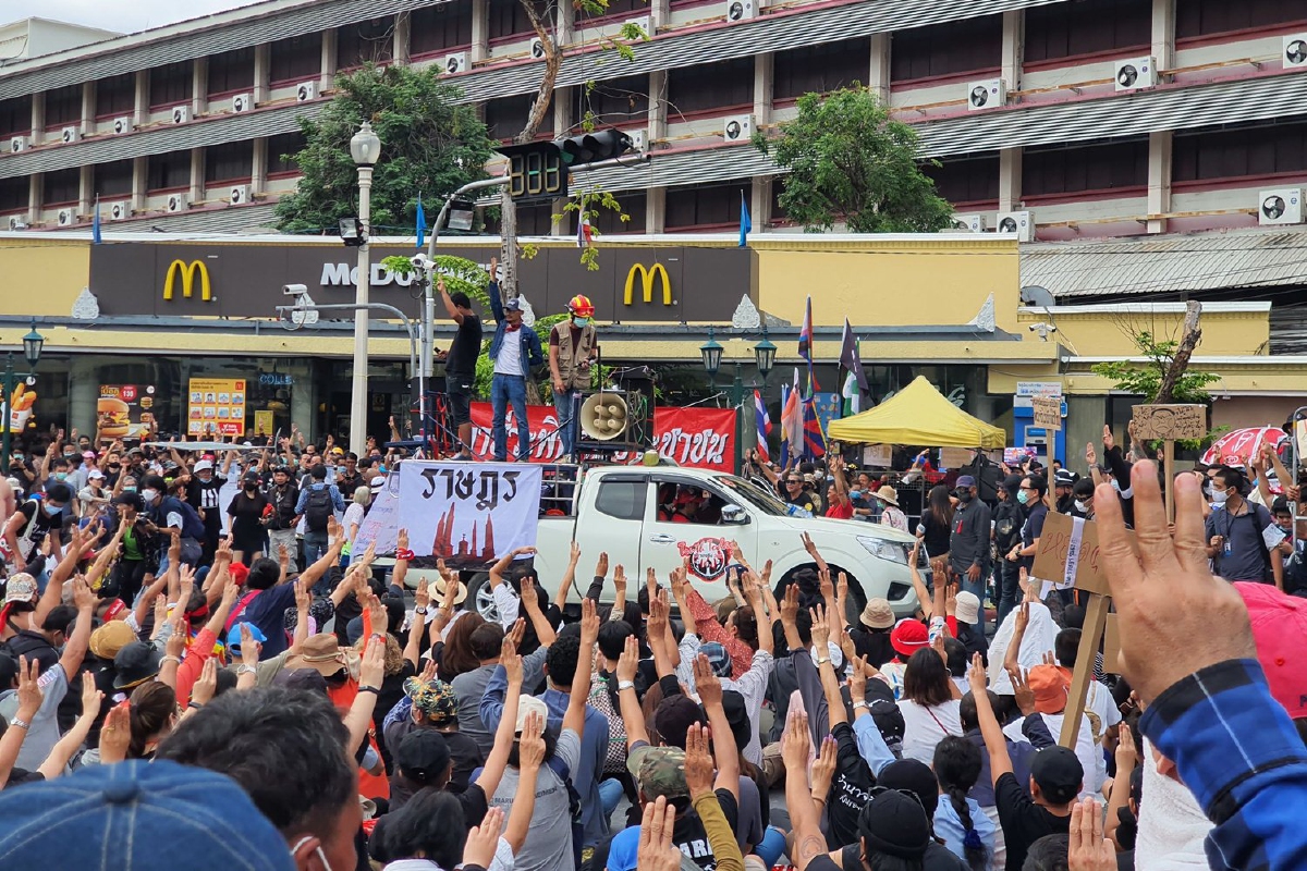 กลุ่มราษฎรชุมนุมอนุสาวรีย์ประชาธิปไตย รอสัญญาณเคลื่อนขบวน กลุ่มราษฎรชุมนุมอนุสาวรีย์ประชาธิปไตย รอสัญญาณเคลื่อนขบวน