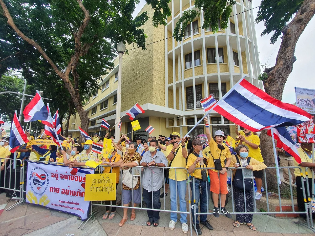 กลุ่มราษฎรชุมนุมอนุสาวรีย์ประชาธิปไตย รอสัญญาณเคลื่อนขบวน