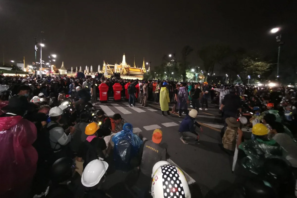 ม็อบรื้อรั้ว-เข็นรถเมล์ฝ่าแนวกั้นเจ้าหน้าที่หน้าศาลฎีกา ตร.ให้จัดกิจกรรมหน้าศาลหลักเมืองได้