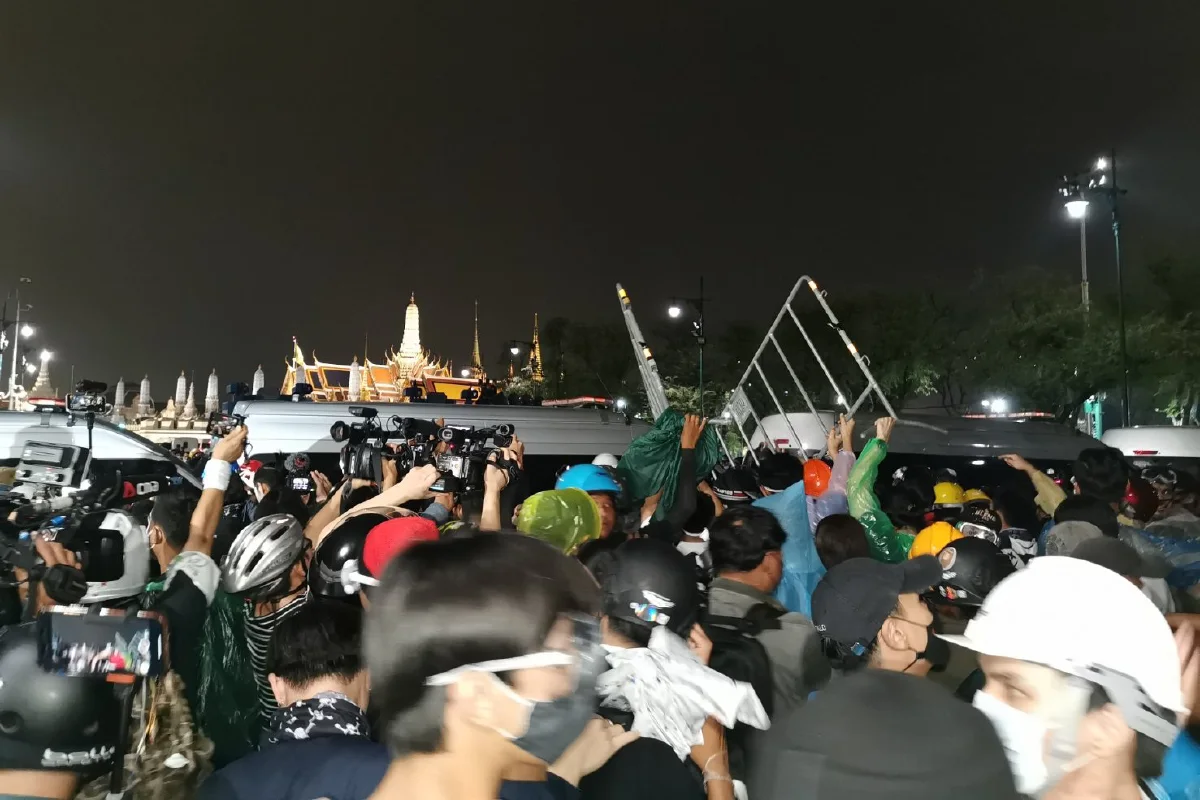 ม็อบรื้อรั้ว-เข็นรถเมล์ฝ่าแนวกั้นเจ้าหน้าที่หน้าศาลฎีกา ตร.ให้จัดกิจกรรมหน้าศาลหลักเมืองได้