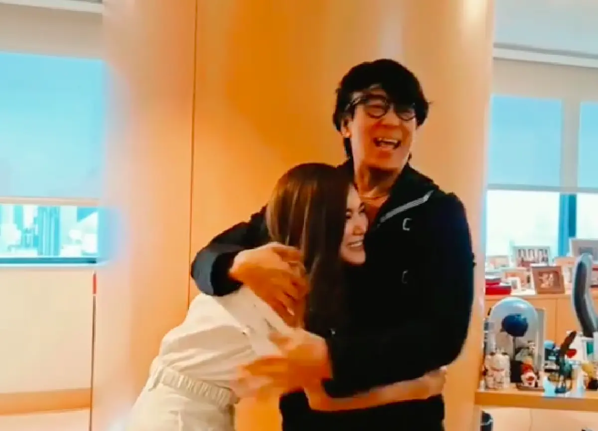 “ก้อย” ควง “ตูน บอดี้สแลม” แจกการ์ดงานแต่งให้ “พี่เบิร์ด” โผเข้ากอดเสียงสั่น ตื่นเต้นหนัก! 