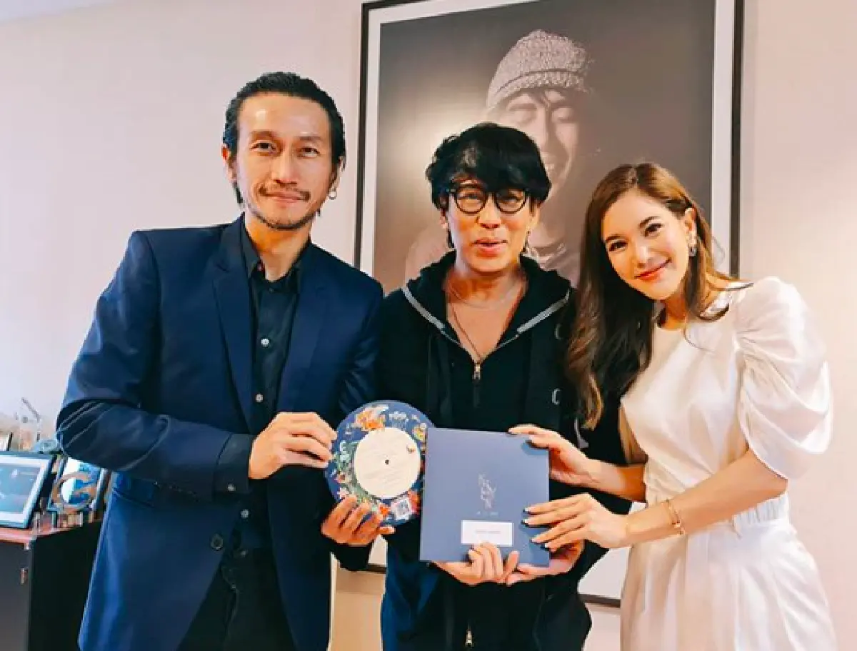 “ก้อย” ควง “ตูน บอดี้สแลม” แจกการ์ดงานแต่งให้ “พี่เบิร์ด” โผเข้ากอดเสียงสั่น ตื่นเต้นหนัก! 