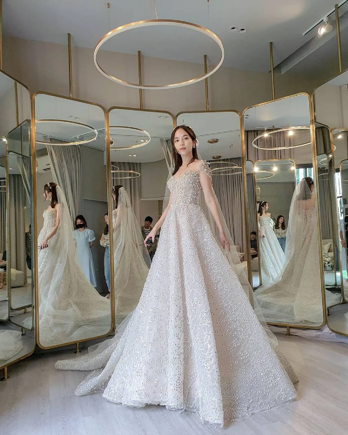 “ใบเตย” เผยภาพในชุดเจ้าสาว 3 แบบ เริ่มนับถอยหลังแต่ง “ปั๊บ โปเตโต้” 15 พ.ย. นี้