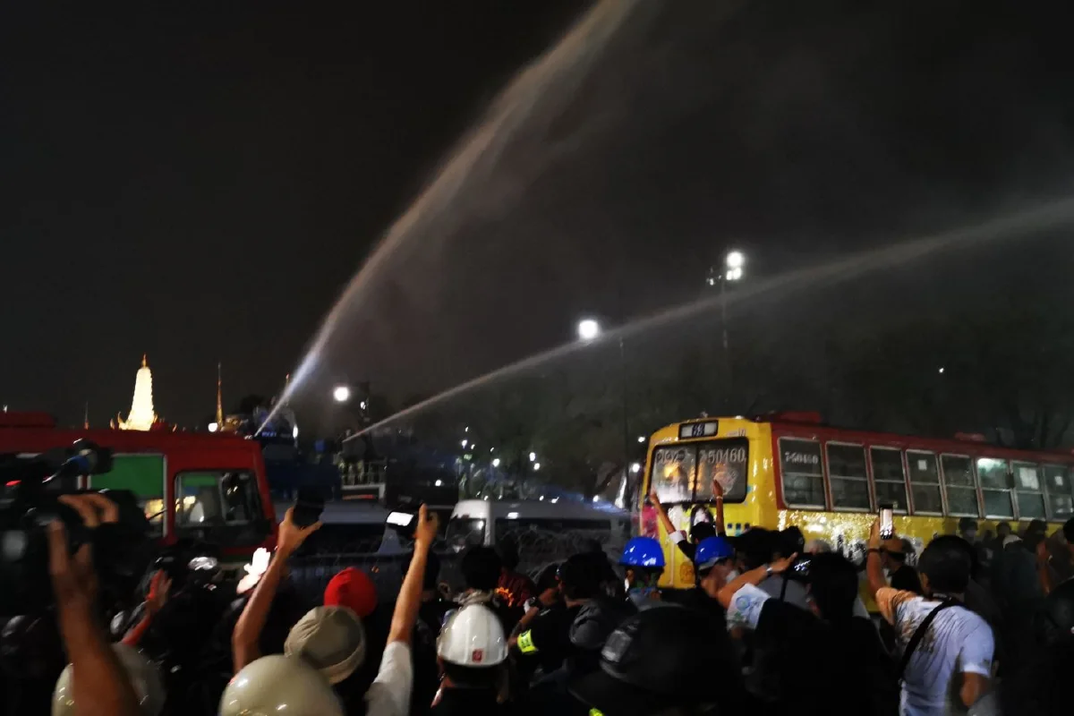 เจ้าหน้าที่ฉีดน้ำใส่ม็อบหลังเข้าประชิดแนวกั้นหน้าศาลฎีกา