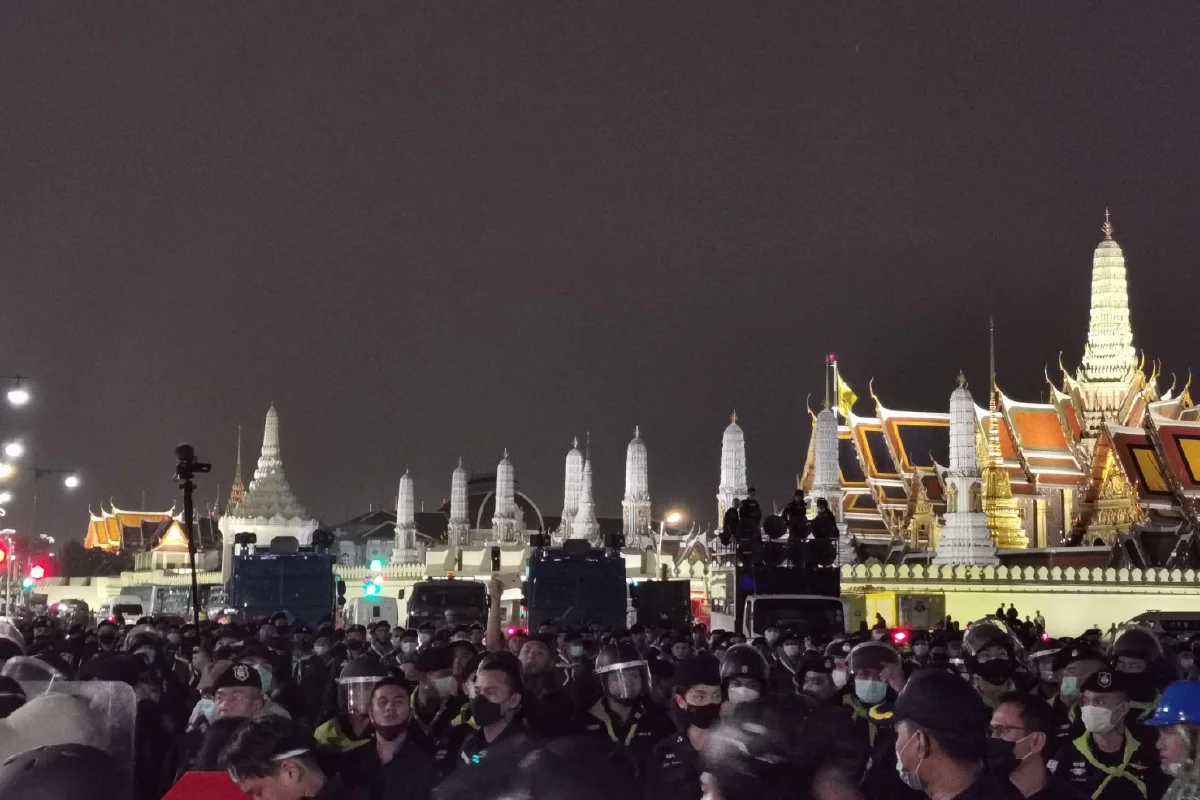 ม็อบรื้อรั้ว-เข็นรถเมล์ฝ่าแนวกั้นเจ้าหน้าที่หน้าศาลฎีกา ตร.ให้จัดกิจกรรมหน้าศาลหลักเมืองได้