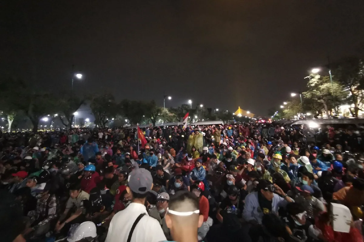 ม็อบรื้อรั้ว-เข็นรถเมล์ฝ่าแนวกั้นเจ้าหน้าที่หน้าศาลฎีกา ตร.ให้จัดกิจกรรมหน้าศาลหลักเมืองได้