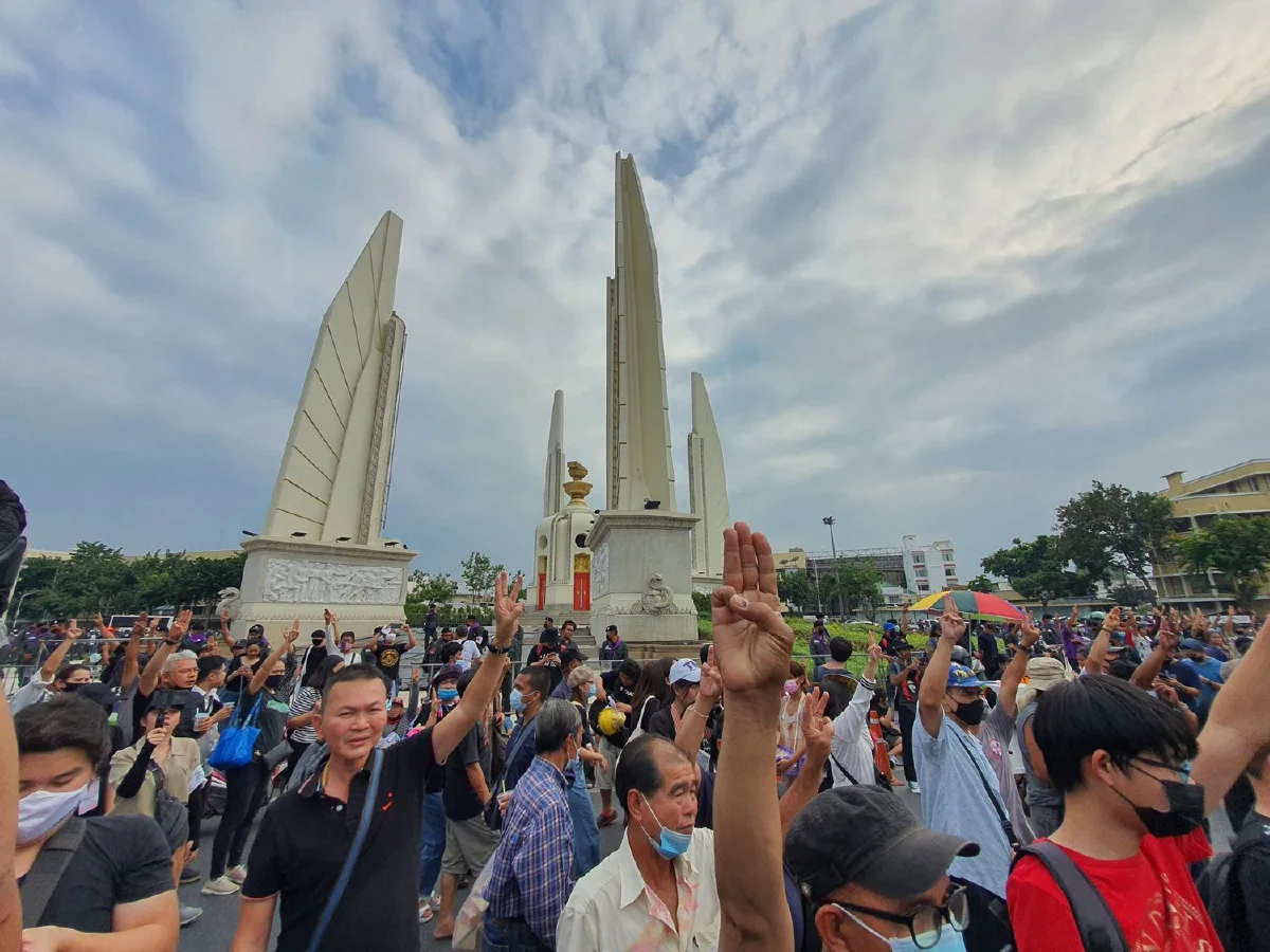 กลุ่มราษฎรชุมนุมอนุสาวรีย์ประชาธิปไตย รอสัญญาณเคลื่อนขบวน