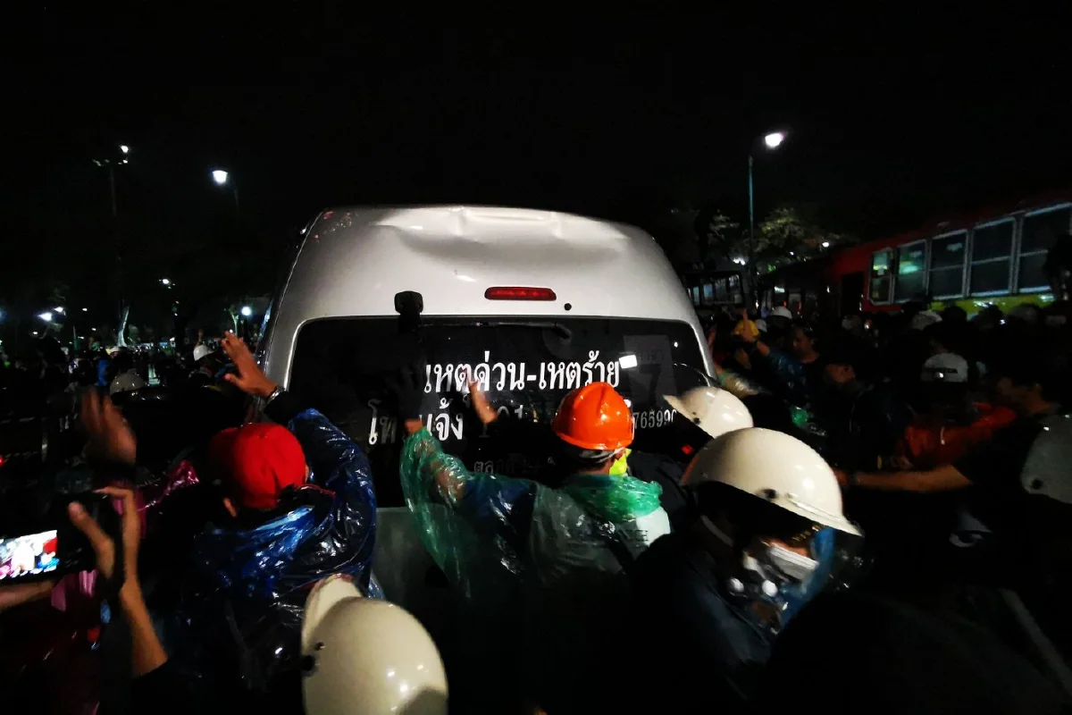 ม็อบรื้อรั้ว-เข็นรถเมล์ฝ่าแนวกั้นเจ้าหน้าที่หน้าศาลฎีกา ตร.ให้จัดกิจกรรมหน้าศาลหลักเมืองได้