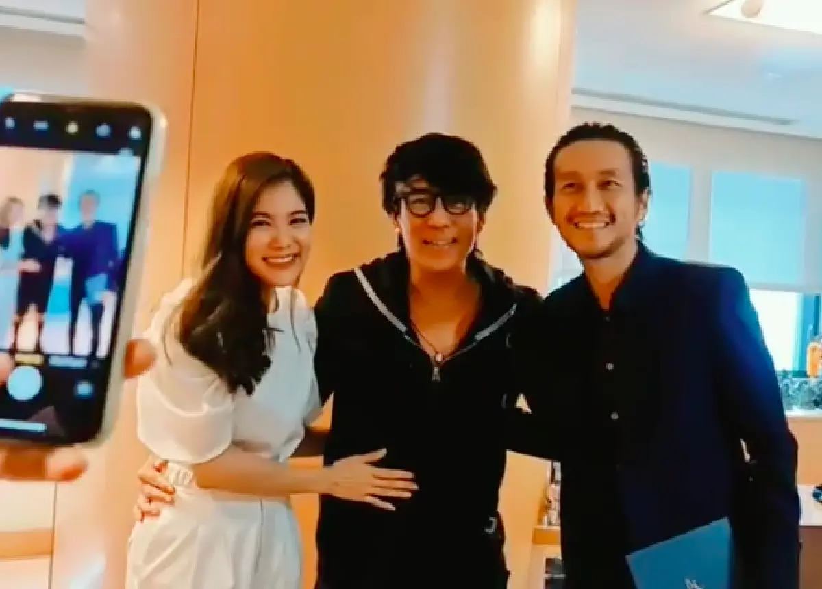 “ก้อย” ควง “ตูน บอดี้สแลม” แจกการ์ดงานแต่งให้ “พี่เบิร์ด” โผเข้ากอดเสียงสั่น ตื่นเต้นหนัก! 