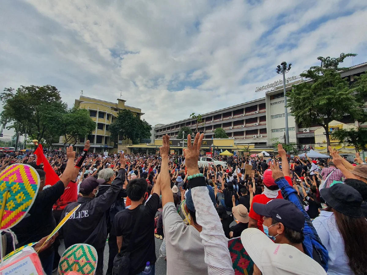 กลุ่มราษฎรชุมนุมอนุสาวรีย์ประชาธิปไตย รอสัญญาณเคลื่อนขบวน