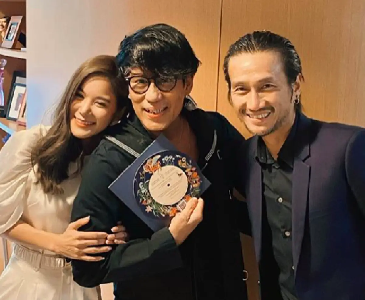 “ก้อย” ควง “ตูน บอดี้สแลม” แจกการ์ดงานแต่งให้ “พี่เบิร์ด” โผเข้ากอดเสียงสั่น ตื่นเต้นหนัก! 