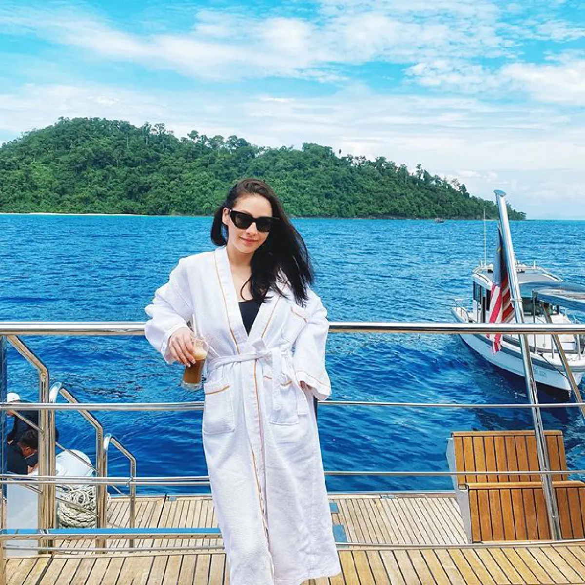 ว่าที่คุณแม่สุดแซ่บ นาตาลี อุ้มท้อง 4 เดือน อวดหุ่นเซ็กซี่นอนโพสท่าบนหิน