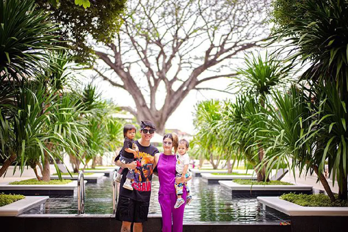 มีลูกก็สวีทได้! ป๊อก-มาร์กี้ เดินจับมือโชว์หวานริมหาดพาลูกๆเที่ยวทะเล