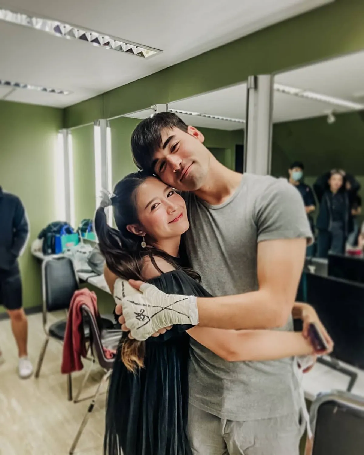 เจมส์ กิจเกษม จุ๊บหวานหลังสะสางความแค้น 17 ปีกับ แน็ก ชาลี ได้สำเร็จ 