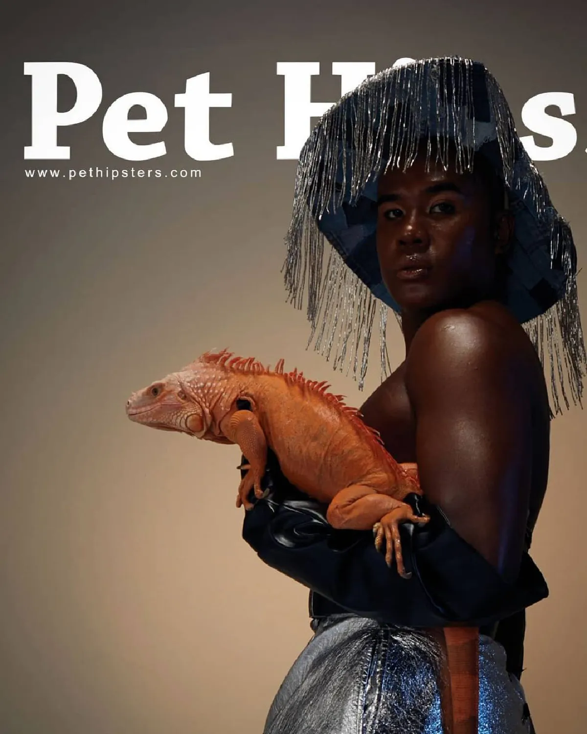 เก๋หนักมาก "รัศมีแข" สลัดลุคเป็นเจ้าหญิงอุ้มอีกัวน่าถ่ายแบบ