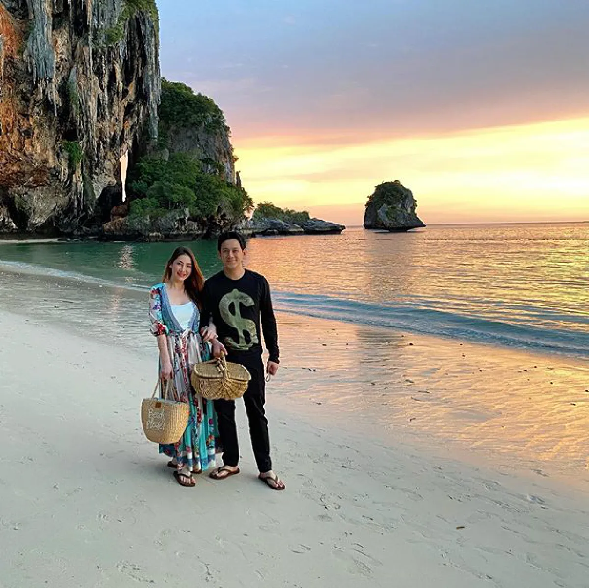 ว่าที่คุณแม่สุดแซ่บ นาตาลี อุ้มท้อง 4 เดือน อวดหุ่นเซ็กซี่นอนโพสท่าบนหิน