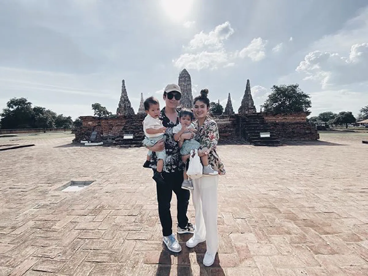 มีลูกก็สวีทได้! ป๊อก-มาร์กี้ เดินจับมือโชว์หวานริมหาดพาลูกๆเที่ยวทะเล