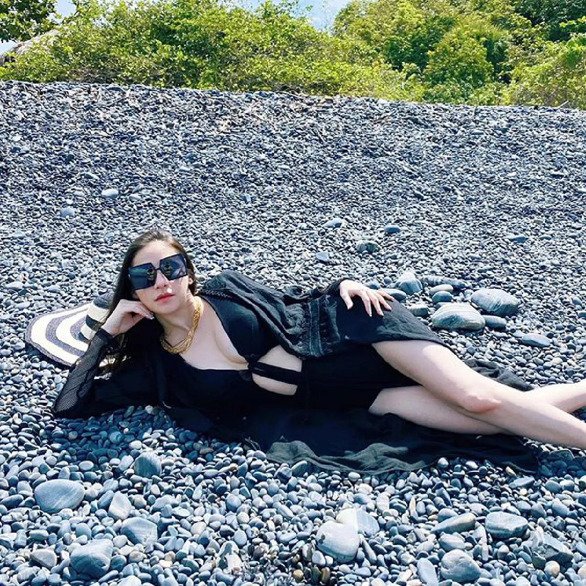 ว่าที่คุณแม่สุดแซ่บ นาตาลี อุ้มท้อง 4 เดือน อวดหุ่นเซ็กซี่นอนโพสท่าบนหิน