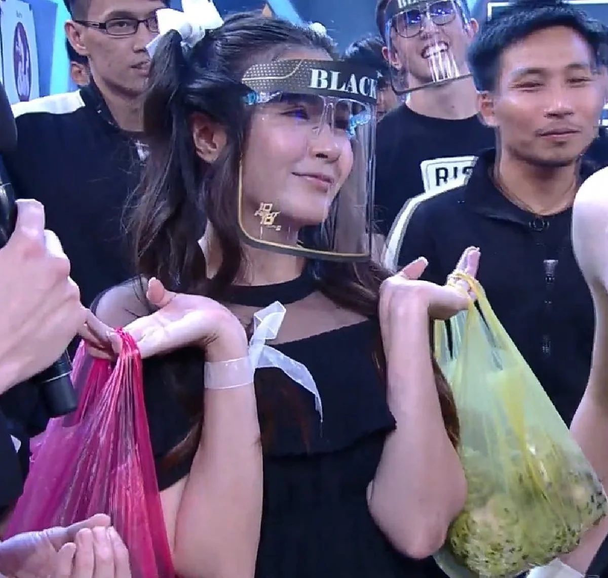 โฟกัส ผูกโบว์ขาวร่วมเชียร์ศึกชิงน้อยหน่า เจอดราม่าพิธีกรเมิน-กล้องไม่จับ