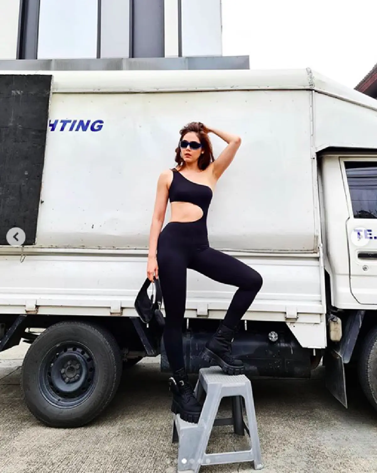 ”ชมพู่” อวดหุ่นเป๊ะในชุดรัดรูปบอดี้สูทแบบสปอร์ตสุดเท่ แฝงความเซ็กซี่มีเว้าโชว์