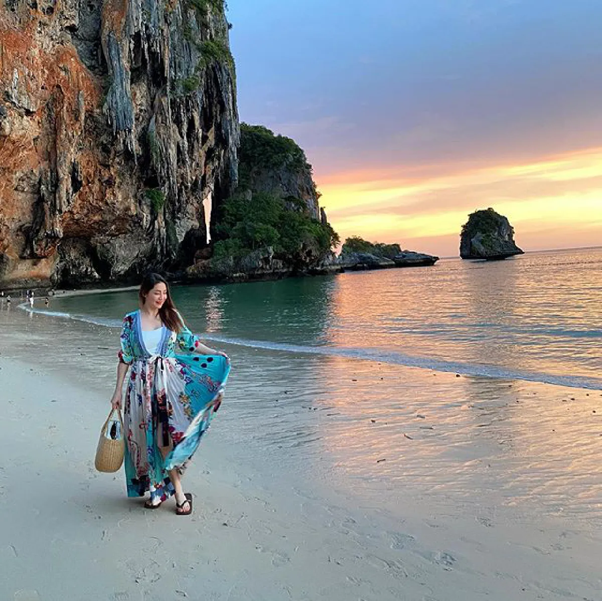 ว่าที่คุณแม่สุดแซ่บ นาตาลี อุ้มท้อง 4 เดือน อวดหุ่นเซ็กซี่นอนโพสท่าบนหิน