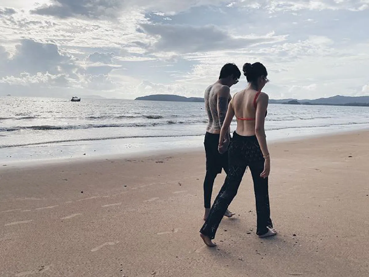 มีลูกก็สวีทได้! ป๊อก-มาร์กี้ เดินจับมือโชว์หวานริมหาดพาลูกๆเที่ยวทะเล