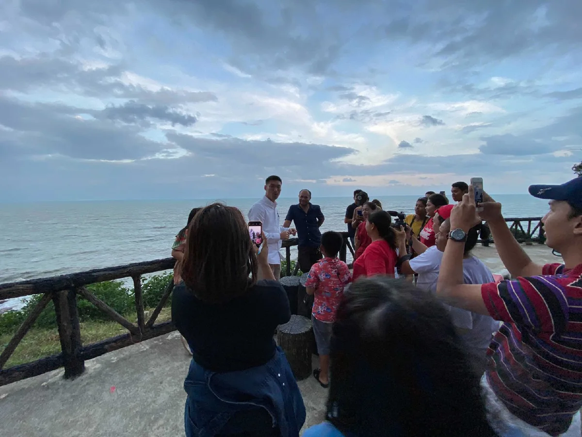 "ช่อ"ชี้คนชูป้ายต้านแค่ส่วนน้อย ถามอยากอยู่กับความเกลียดโกรธหรืออนาคตที่ดีกว่า