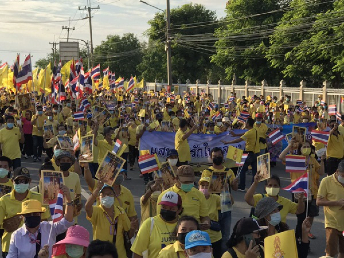 พรึบ!"บิณฑ์"บุกชลบุรีประกาศเจตนารมณ์ปกป้องสถาบัน