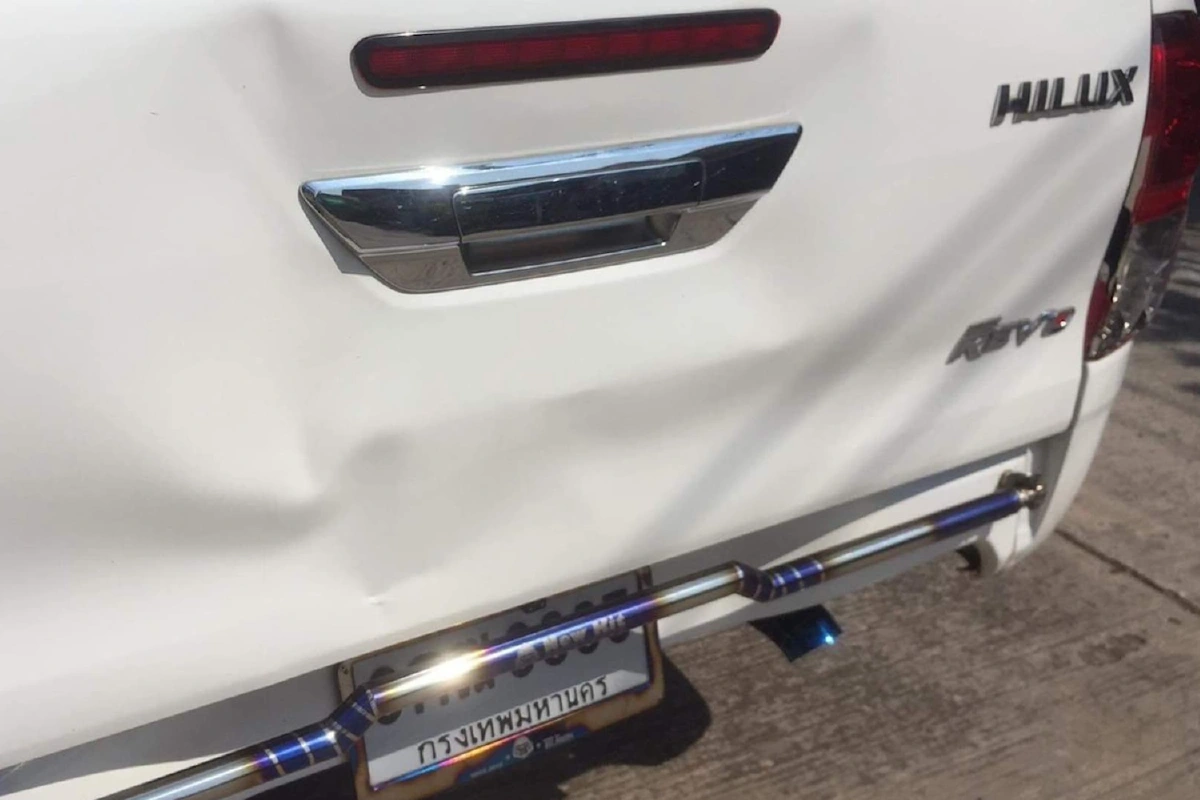 เปิดคลิปชายจอดรถฉี่แล้วขับรถชนหนี สาวผู้เสียหายวอนรับผิดชอบ