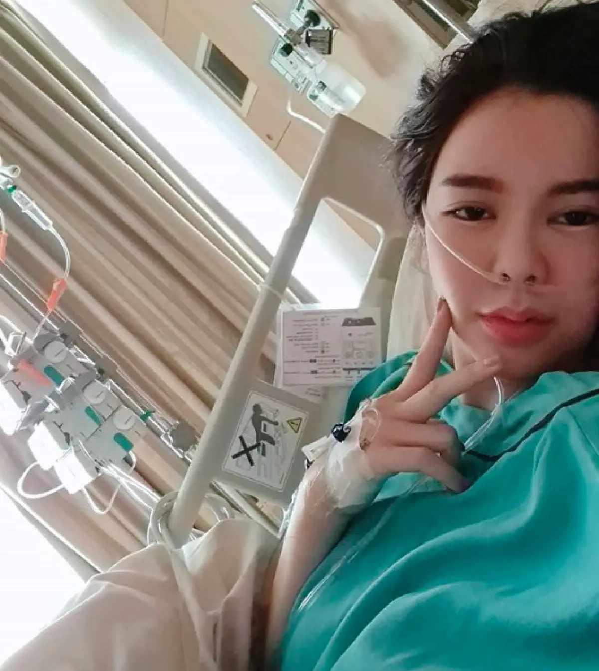 "ไอซ์ ปรีชญา" ทำแฟนคลับห่วงหนัก หลังโพสต์ภาพนอนรพ. ไส้ติ่งเกือบแตก