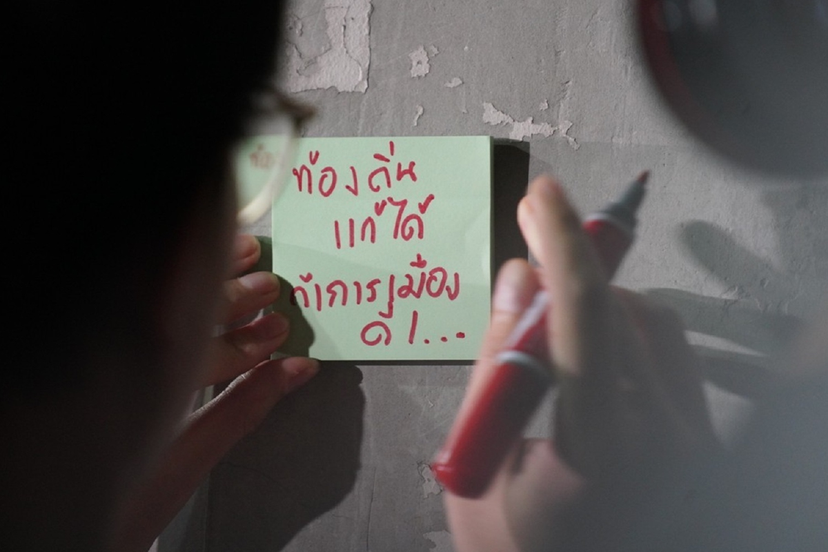 คณะราษฎร์ทิ้งบอมบ์ อนุสาวรีย์ชัยฯ จี้แก้รธน. กระจายอำนาจสู่ท้องถิ่น คณะราษฎร์ทิ้งบอมบ์ อนุสาวรีย์ชัยฯ จี้แก้รธน. กระจายอำนาจสู่ท้องถิ่น
