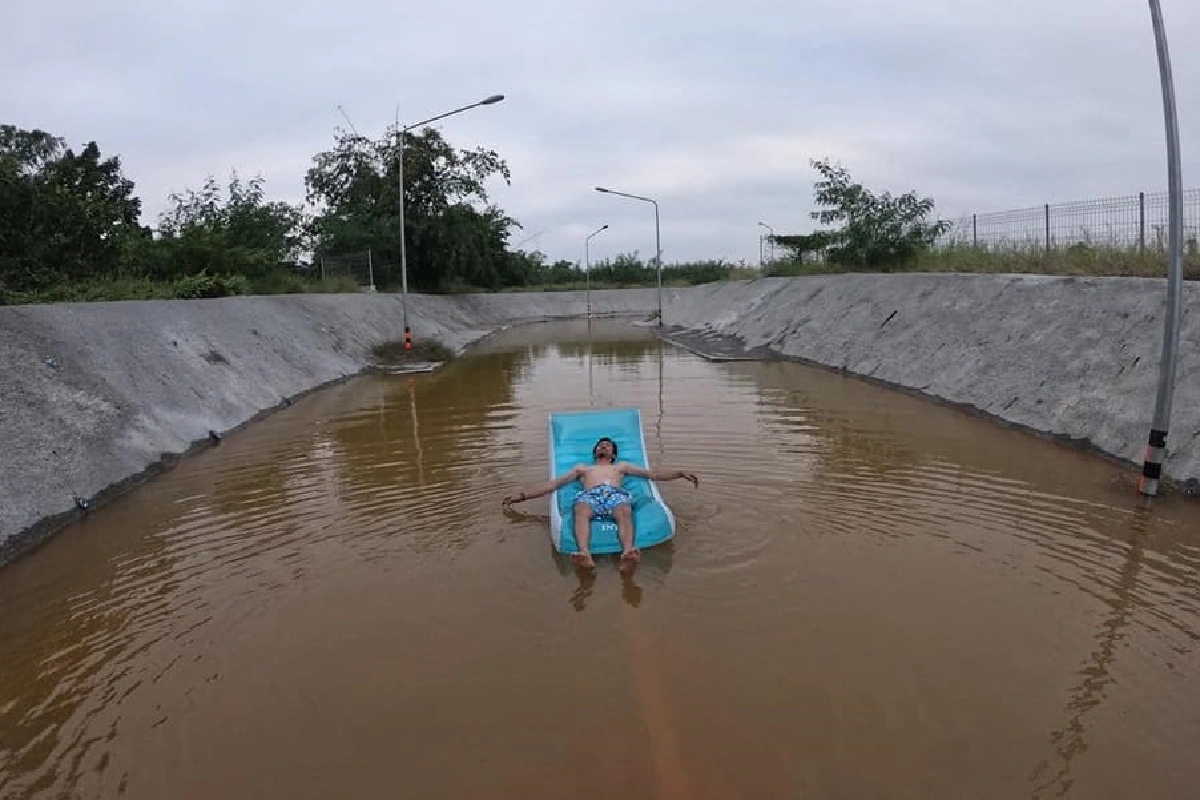 ชาวบ้านขนเตียงอาบแดดประชด! น้ำท่วมทางลอดใต้รางรถไฟนานนับเดือน 