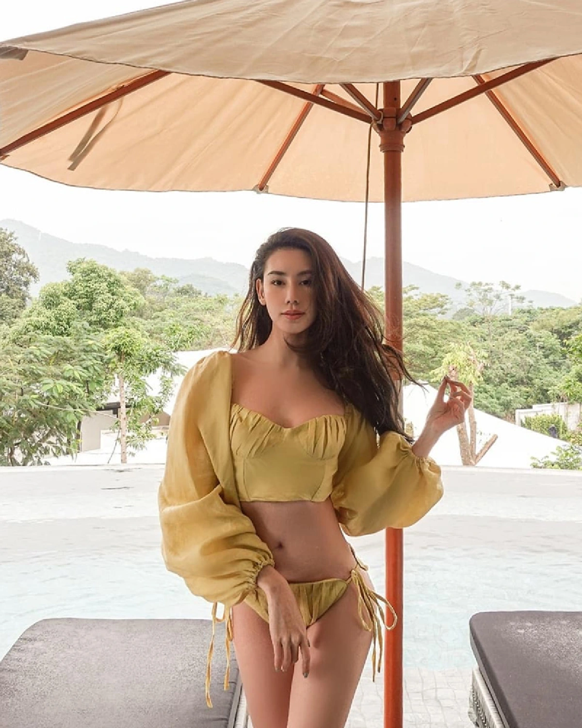 ดาว พิมพ์ทอง สลัดผ้าสวมชุดว่ายน้ำสุดเก๋ รับลมหนาวที่เขาใหญ่