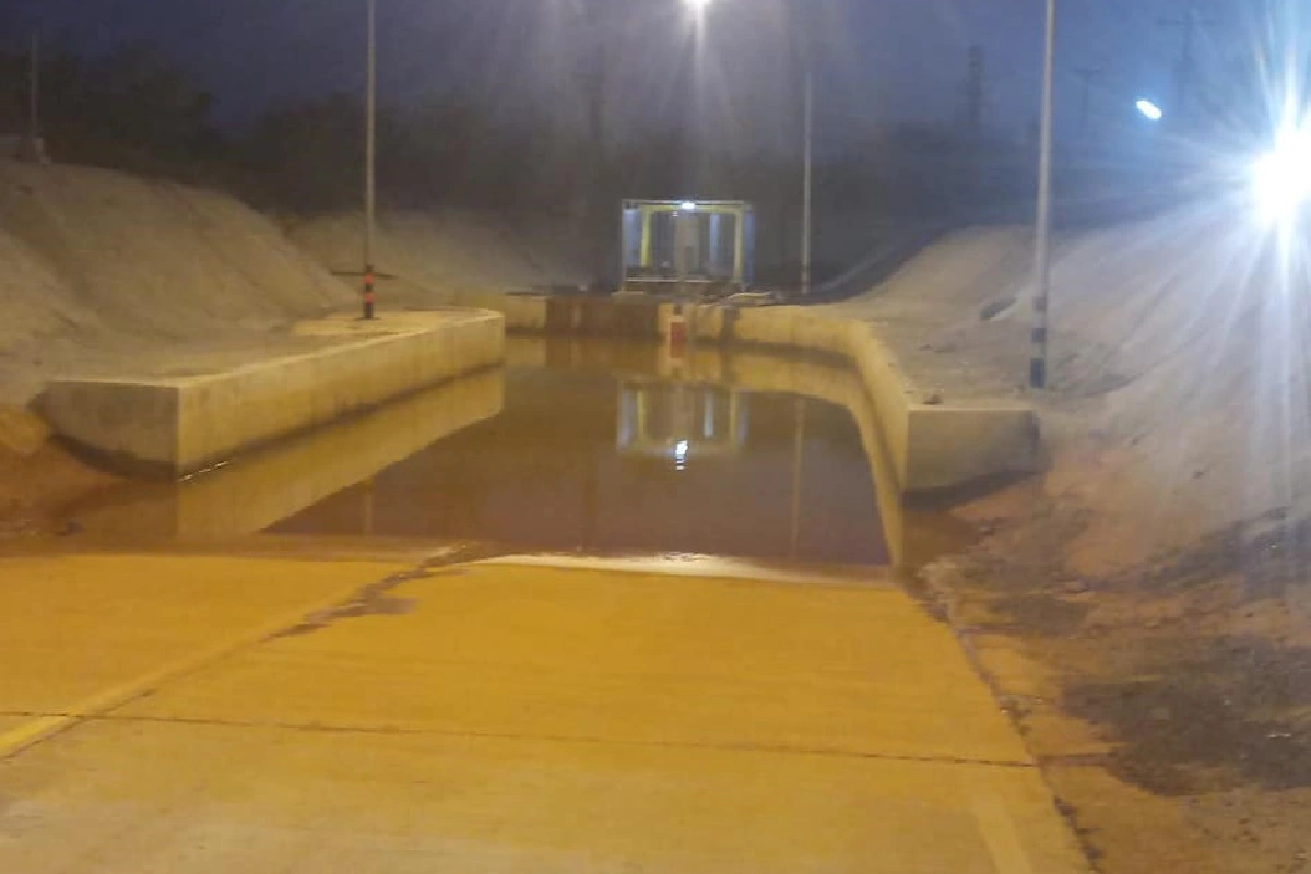 ชาวบ้านขนเตียงอาบแดดประชด! น้ำท่วมทางลอดใต้รางรถไฟนานนับเดือน 