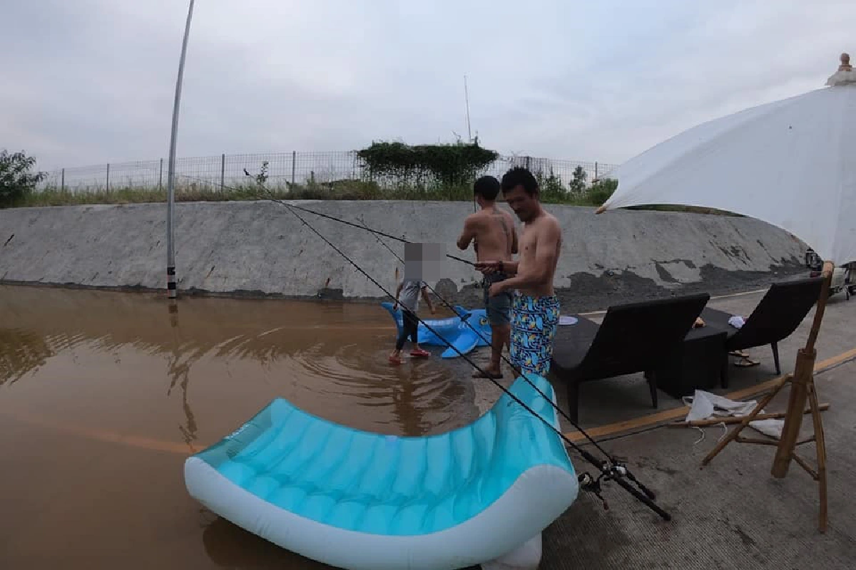 ชาวบ้านขนเตียงอาบแดดประชด! น้ำท่วมทางลอดใต้รางรถไฟนานนับเดือน 