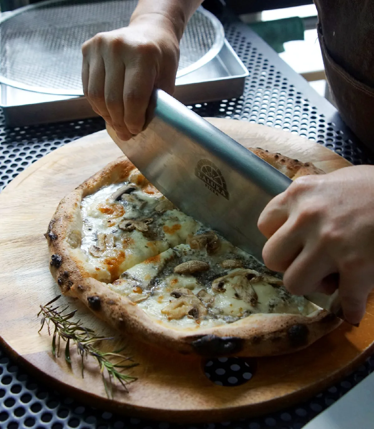 Laluka Pizza พิซซ่าของคนลำลูกกา..ความตั้งใจที่ได้ใจไปเต็มๆ