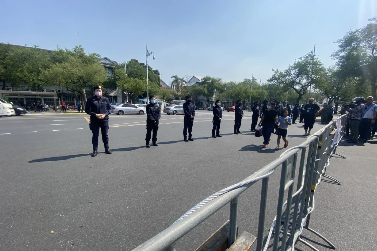 นักเรียนเลววางโลงศพจำลองณัฐพล-ติดสติกเกอร์หมุดคณะราษฎรรอบกำแพงศธ.