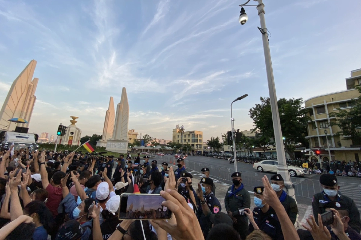 ผู้ชุมนุมชูสามนิ้วร้องเพลงชาติก่อนเปิดเวที หนุน3ข้อเรียกร้องราษฎร