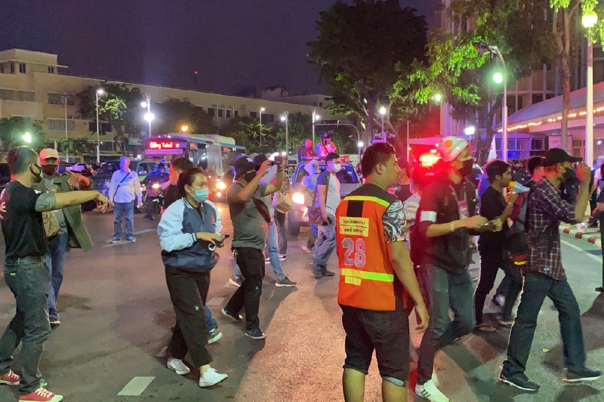 ม็อบปฎิบัติการห่มผ้าขาวคลุมอนุสาวรีย์ปชต.จี้3ข้อเรียกร้อง