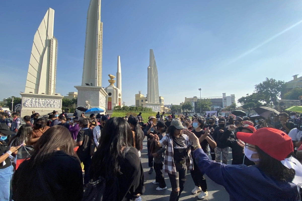 3กลุ่มมาตามนัดทำกิจกรรมรอบอนุสาวรีย์ประชาธิปไตย