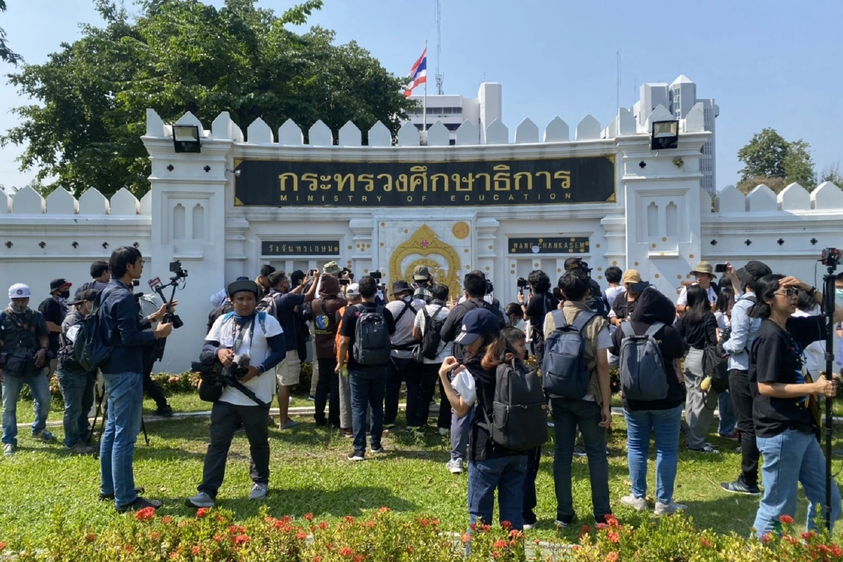 นักเรียนเลววางโลงศพจำลองณัฐพล-ติดสติกเกอร์หมุดคณะราษฎรรอบกำแพงศธ.