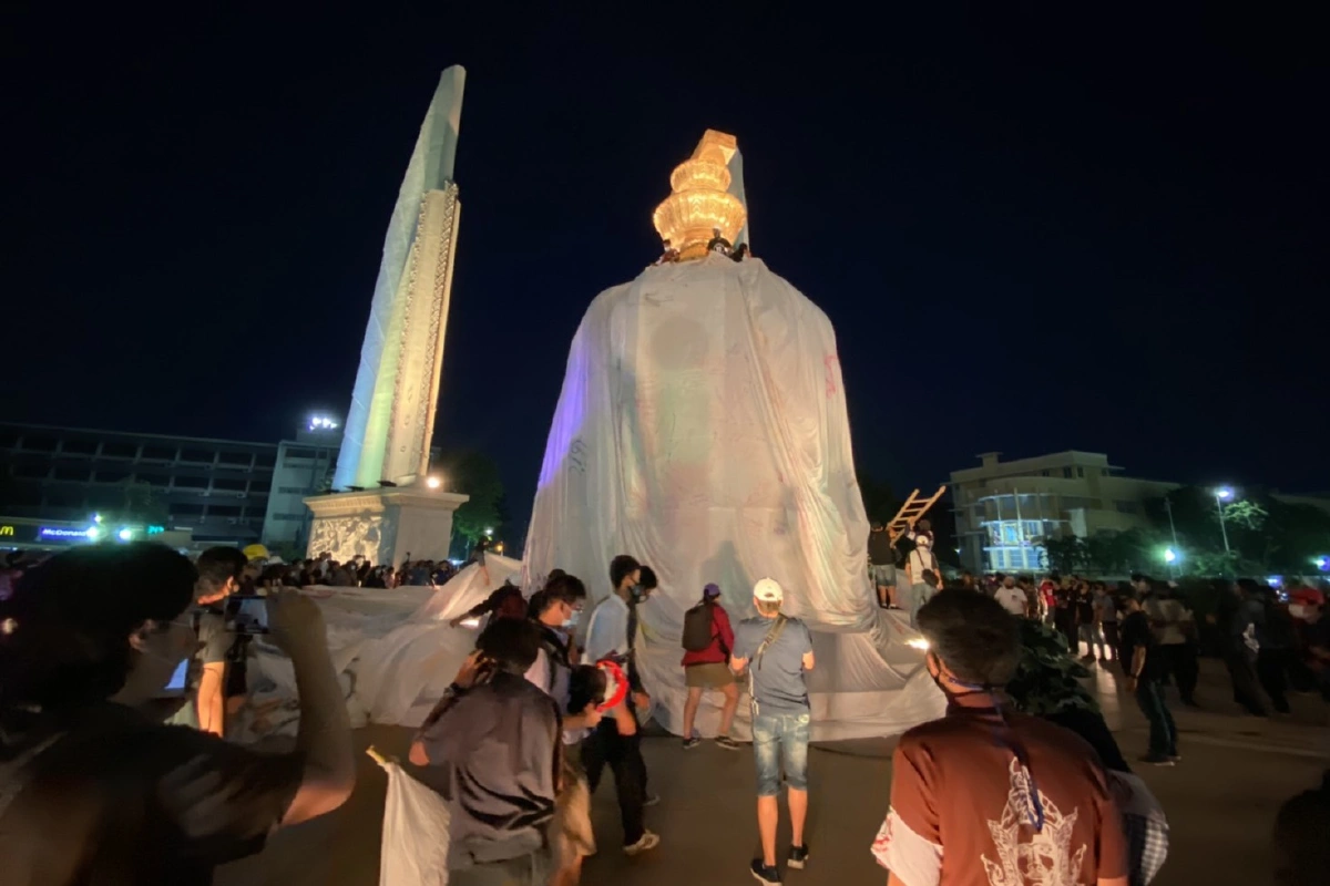 ม็อบปฎิบัติการห่มผ้าขาวคลุมอนุสาวรีย์ปชต.จี้3ข้อเรียกร้อง