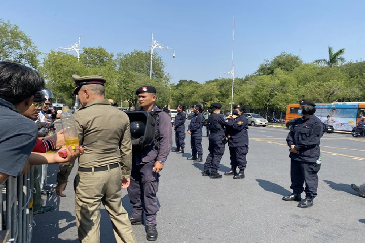 "บิ๊กตู่" เข้าทำเนียบฯ รปภ.เข้ม จนท.ตั้งรั้วเหล็กกันม็อบบุก