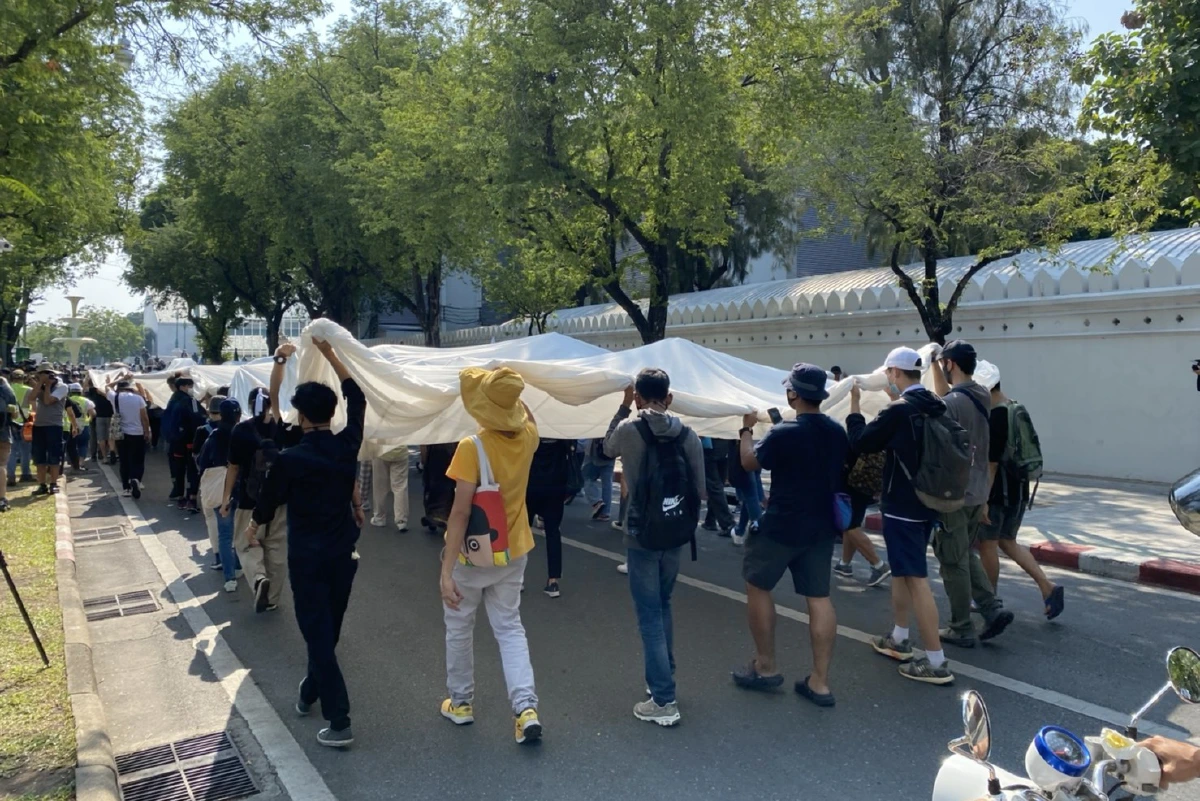 นักเรียนเลว แห่โลงศพจำลองรมว.ศธ.มุ่งหน้าอนุสาวรีย์ประชาธิปไตย