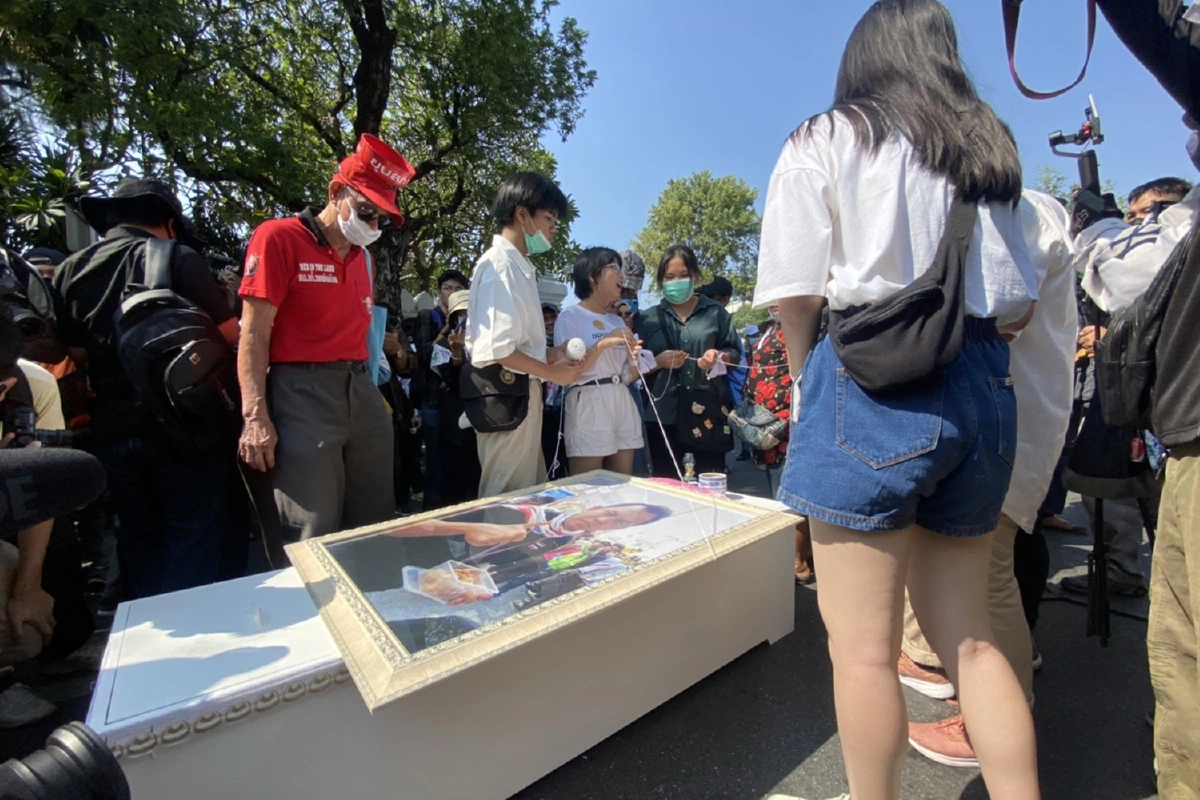 นักเรียนเลววางโลงศพจำลองณัฐพล-ติดสติกเกอร์หมุดคณะราษฎรรอบกำแพงศธ.
