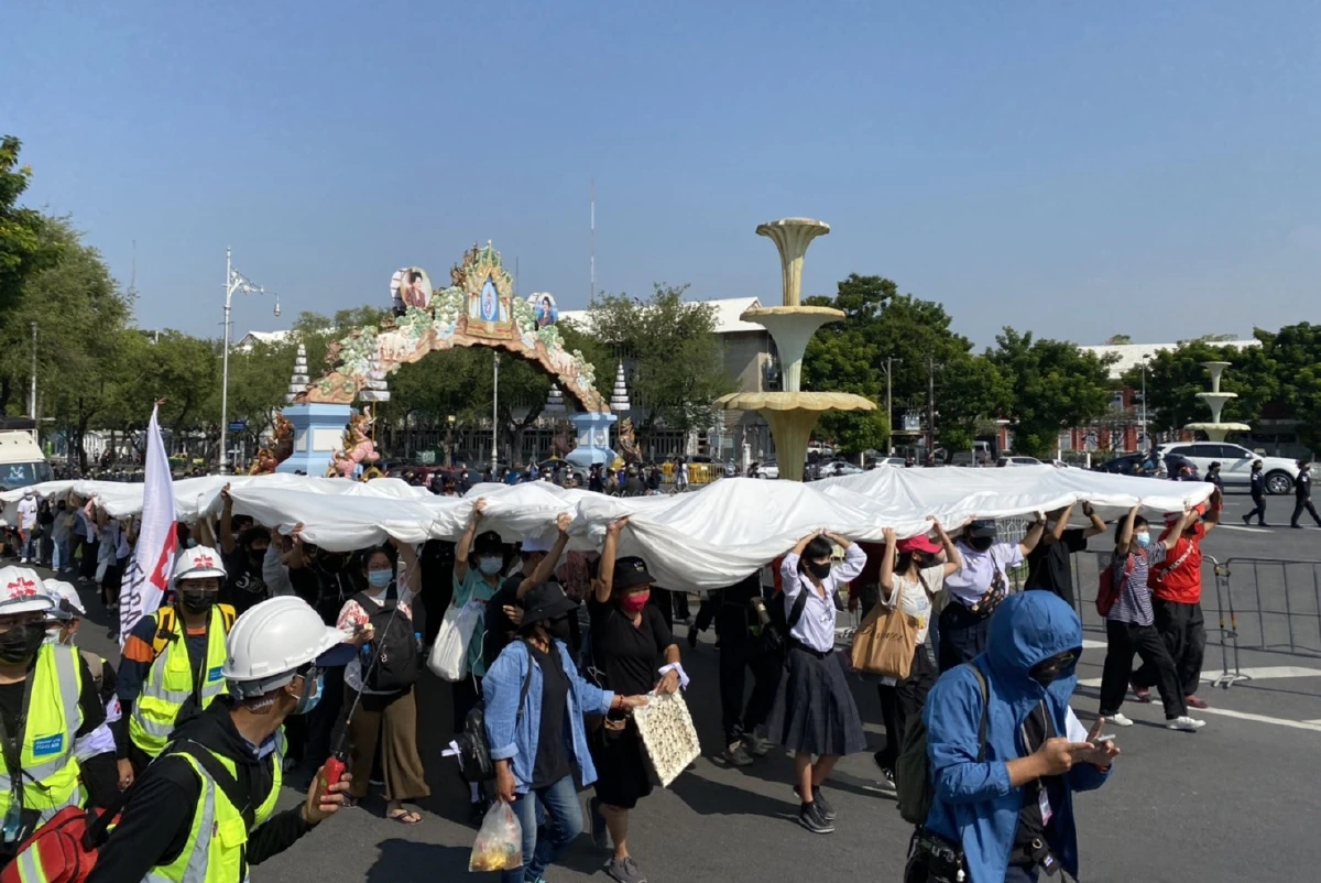 นักเรียนเลว แห่โลงศพจำลองรมว.ศธ.มุ่งหน้าอนุสาวรีย์ประชาธิปไตย